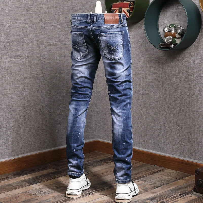 Rabat Italiensk Stil Og Mode Til Mænd, Jeans Blå Elastisk Slim Fit Jeans Flossede Hul Vintage Designer Casual Bukser ~ Mænds tøj / Spotonjobs.dk