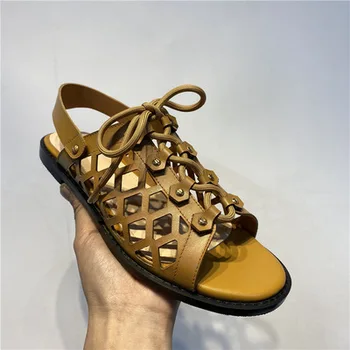 2021 sommeren nye lave hæle læder hule damer, sandaler Europæiske og Amerikanske casual nitte stor størrelse blonder sandaler og tøfler