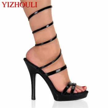 Mode sort lak 13 cm tyk hæl sko, model viser sandal, scenen catwalk stilet sandal